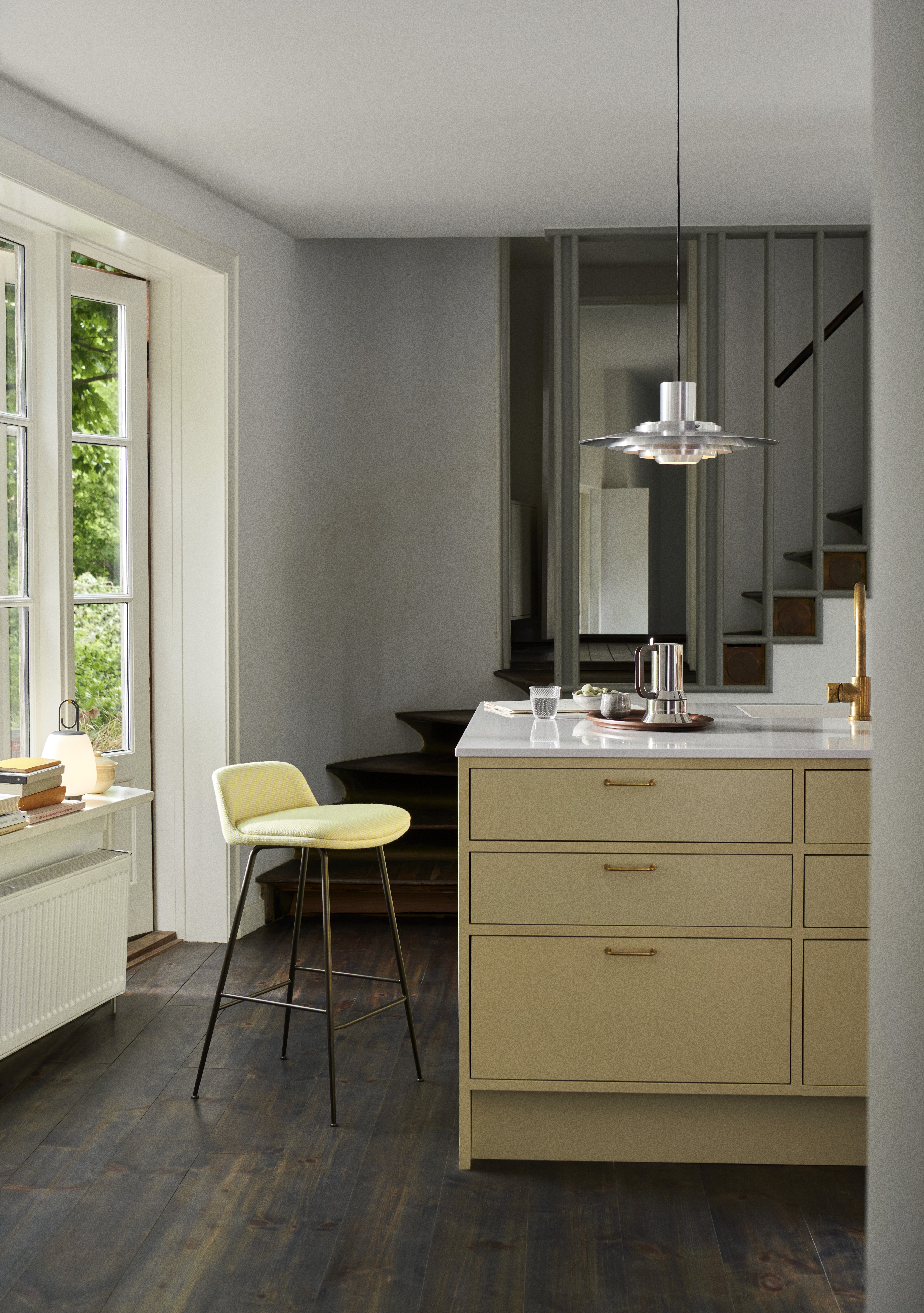 atd-retail-2022-rely-counter-stool-hw84-p376-kf1-lucca-sc51-collect-glass-sc78-tray-sc64