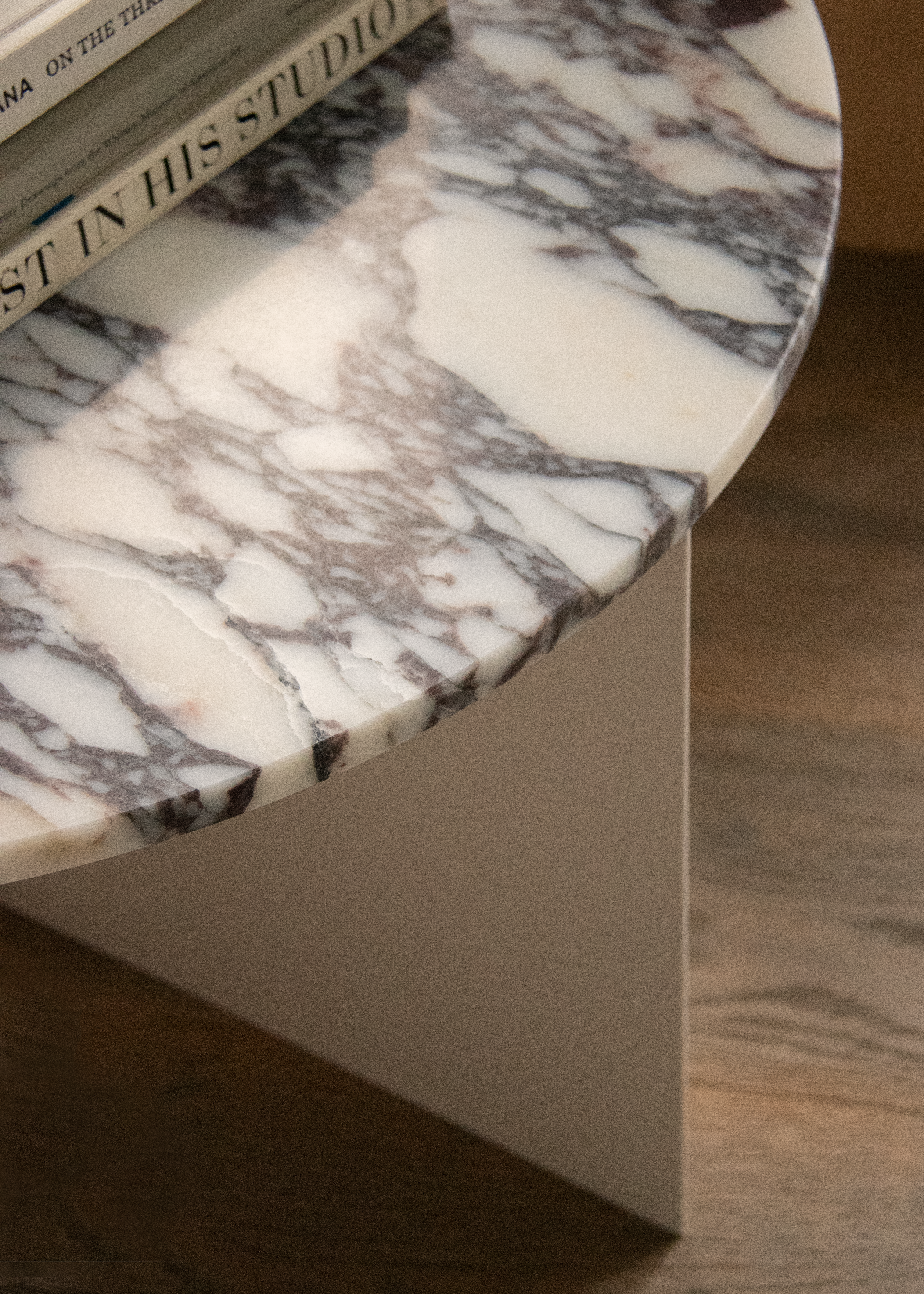 audo-androgyne-side-table-calacatta