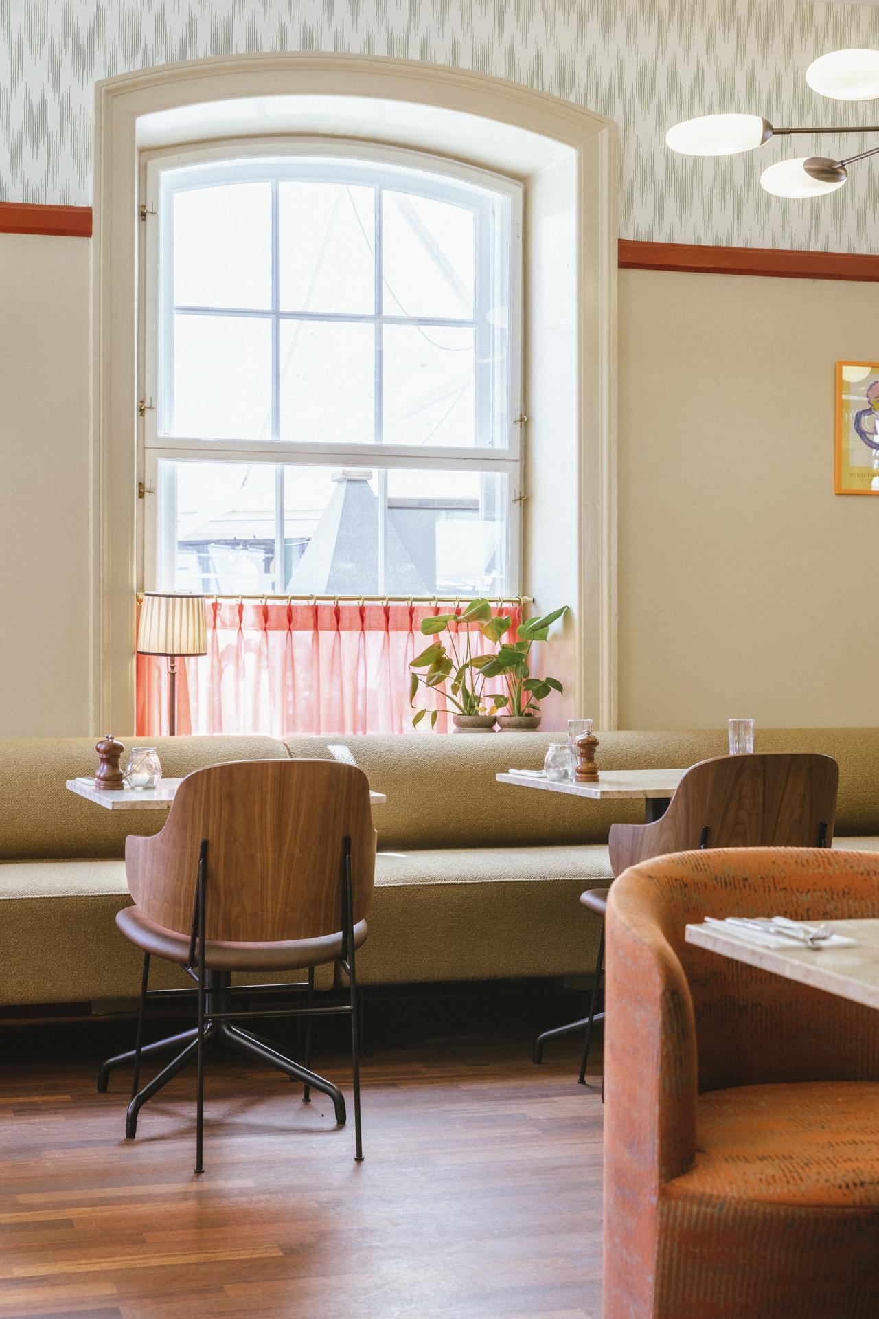 audo-eave-dining-penguin