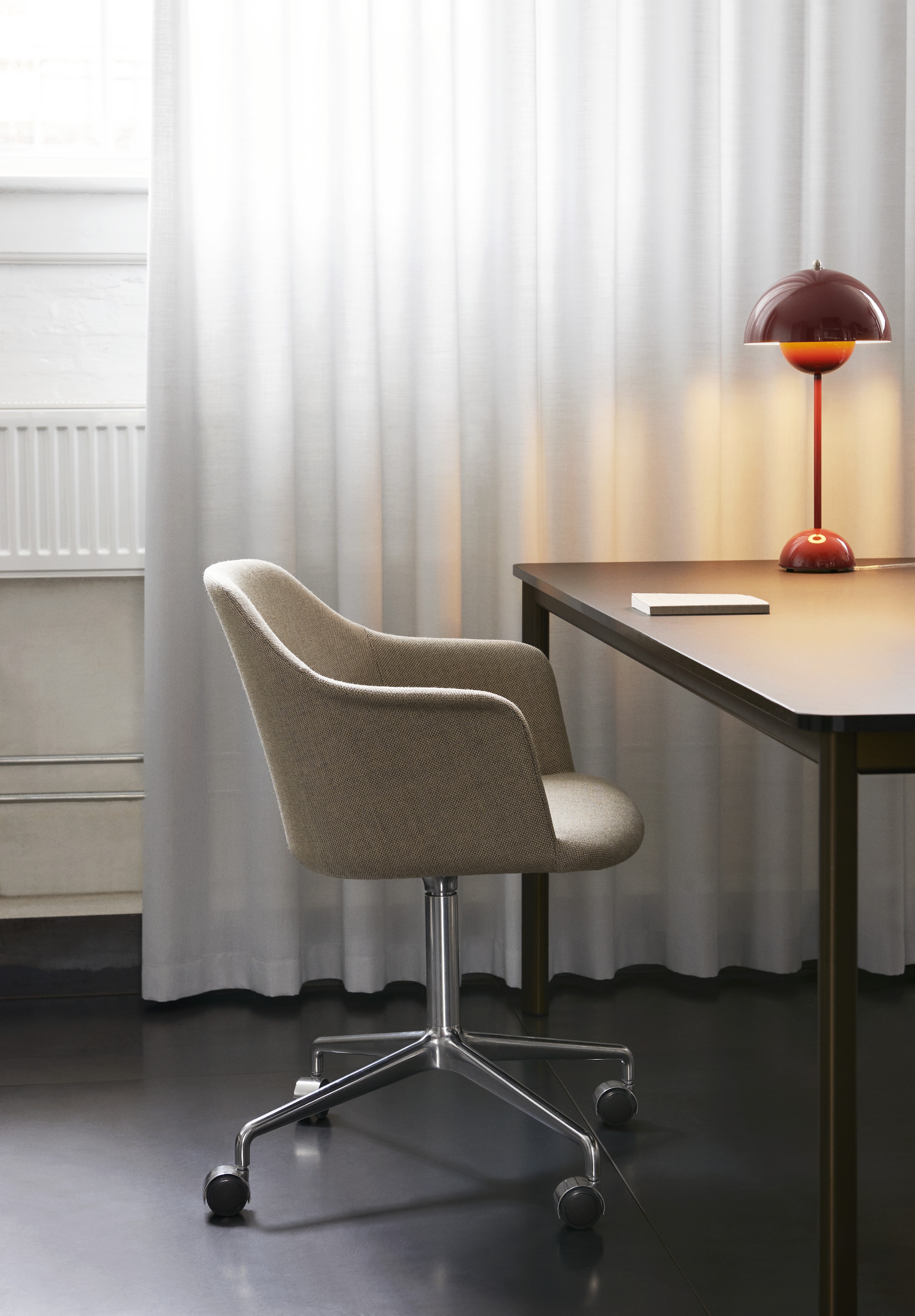 drip-hw58-bronzed-w-black-fenix-nano-laminate-i-rely-hw50-in-polished-aluminium-w-hallingdal-103-i-flowerpot-vp3-w-red-brown