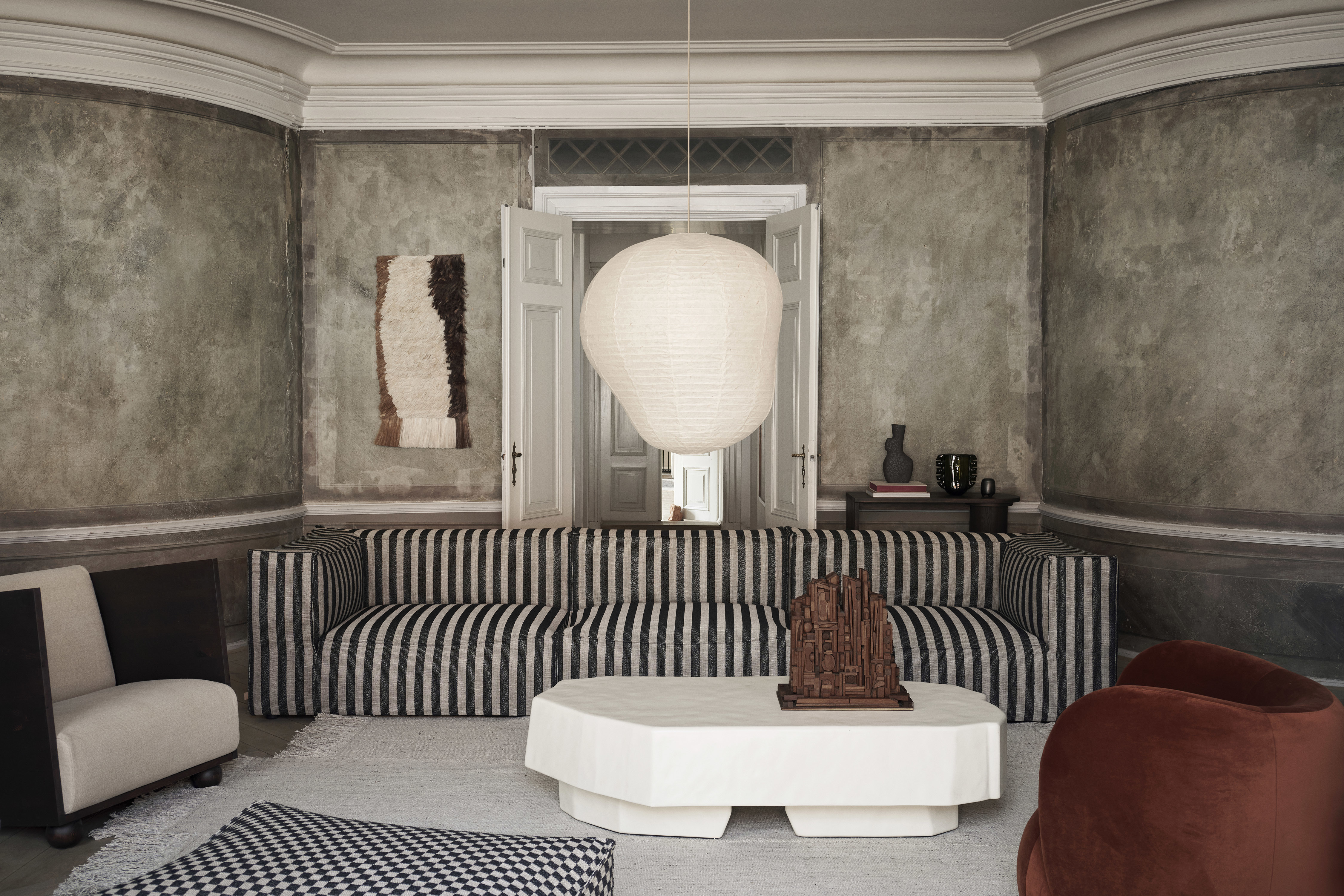 fermliving-aw23-catenalouisiana-staffacoffeetable-1104267970-kurbislampshade-1104268212-01