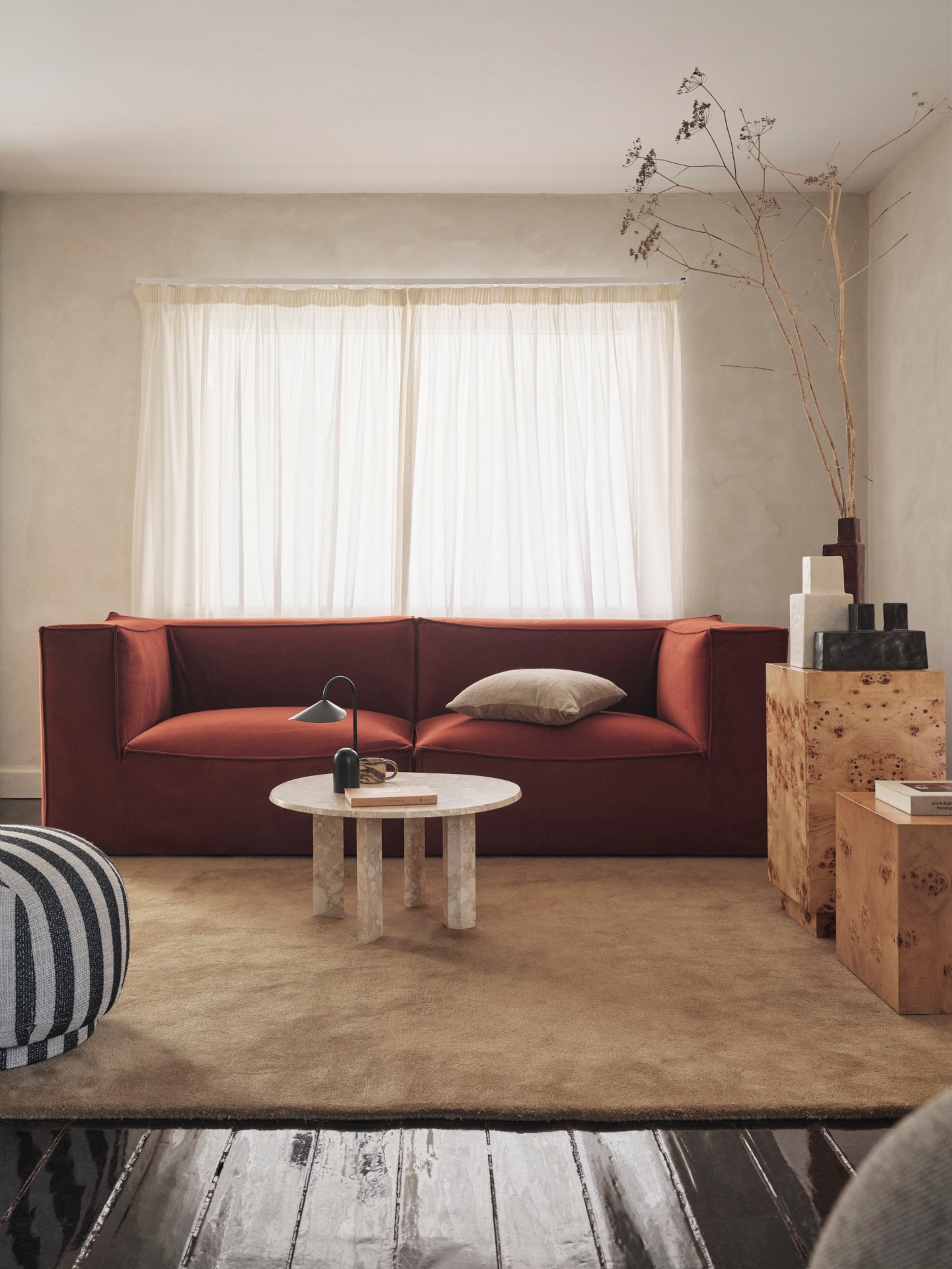 fermliving-aw24-catenaarmrest-s401-richvelvet-21rust-1104269897-1104269896-taulacoffeetable-sand-1104270185-stilletuftedrug-200x300-toffee-1104269979