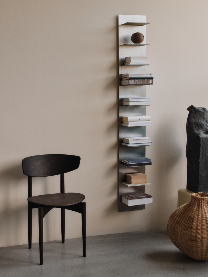 fermliving-aw25-lagerwallshelf-tall-aluminium-1104272096-hermandiningchairwood-darkstainedbeech-bolabraidedfloorvase-natural-1104268824-2