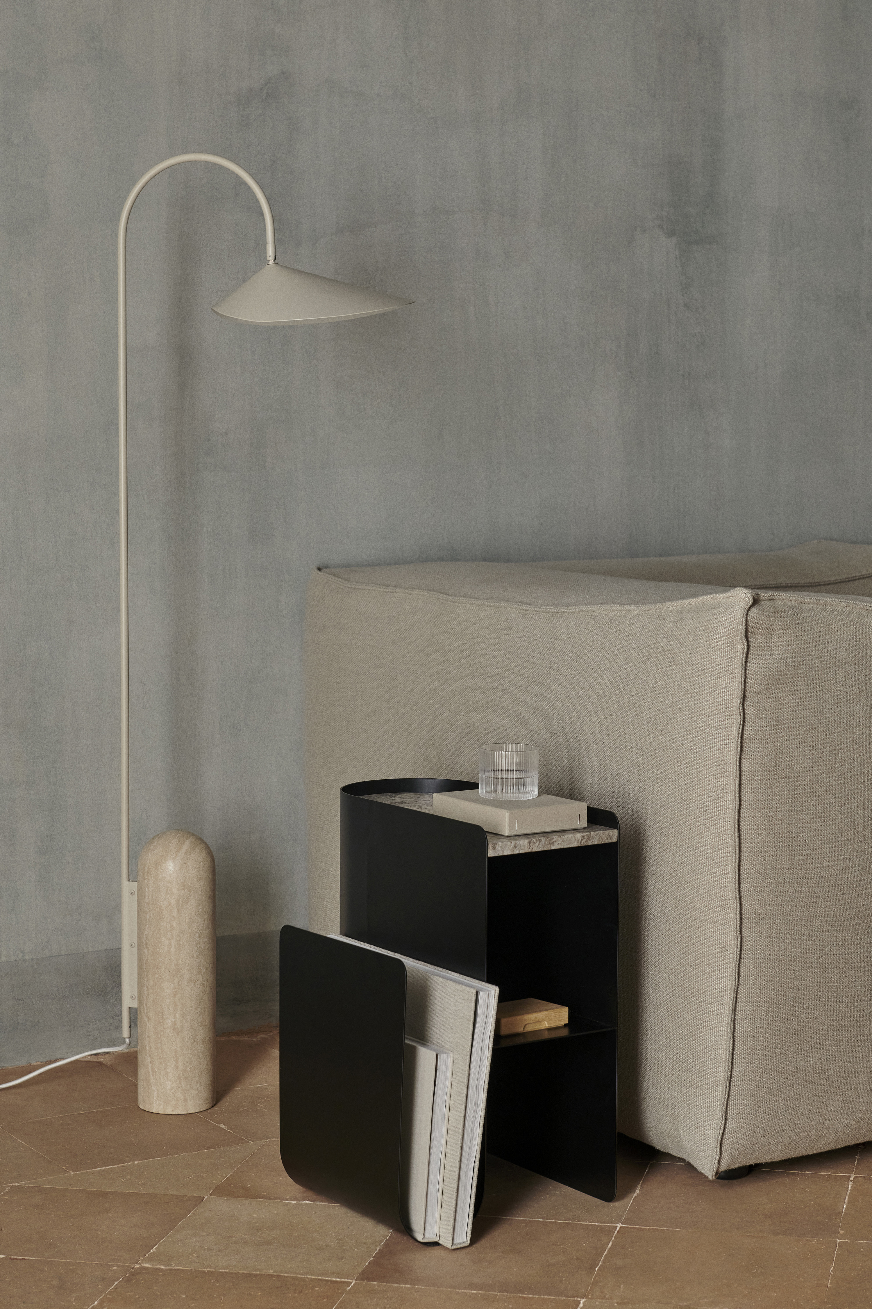 fermliving-ss23-vaultsidetable-1104267285-arumfloorlamp-110167693-110370693-image-01