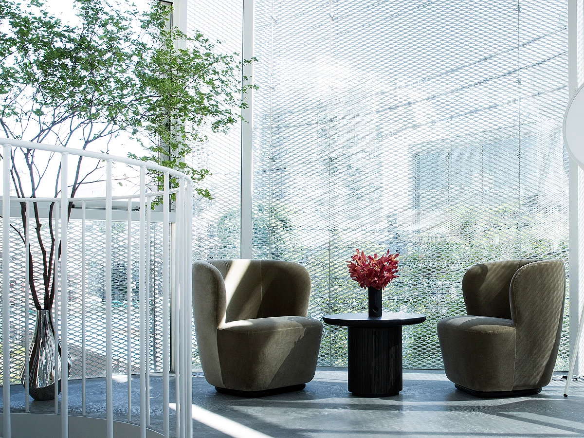 gubi-moon-coffee-table-black-brown-stained-oak-lifestyle4