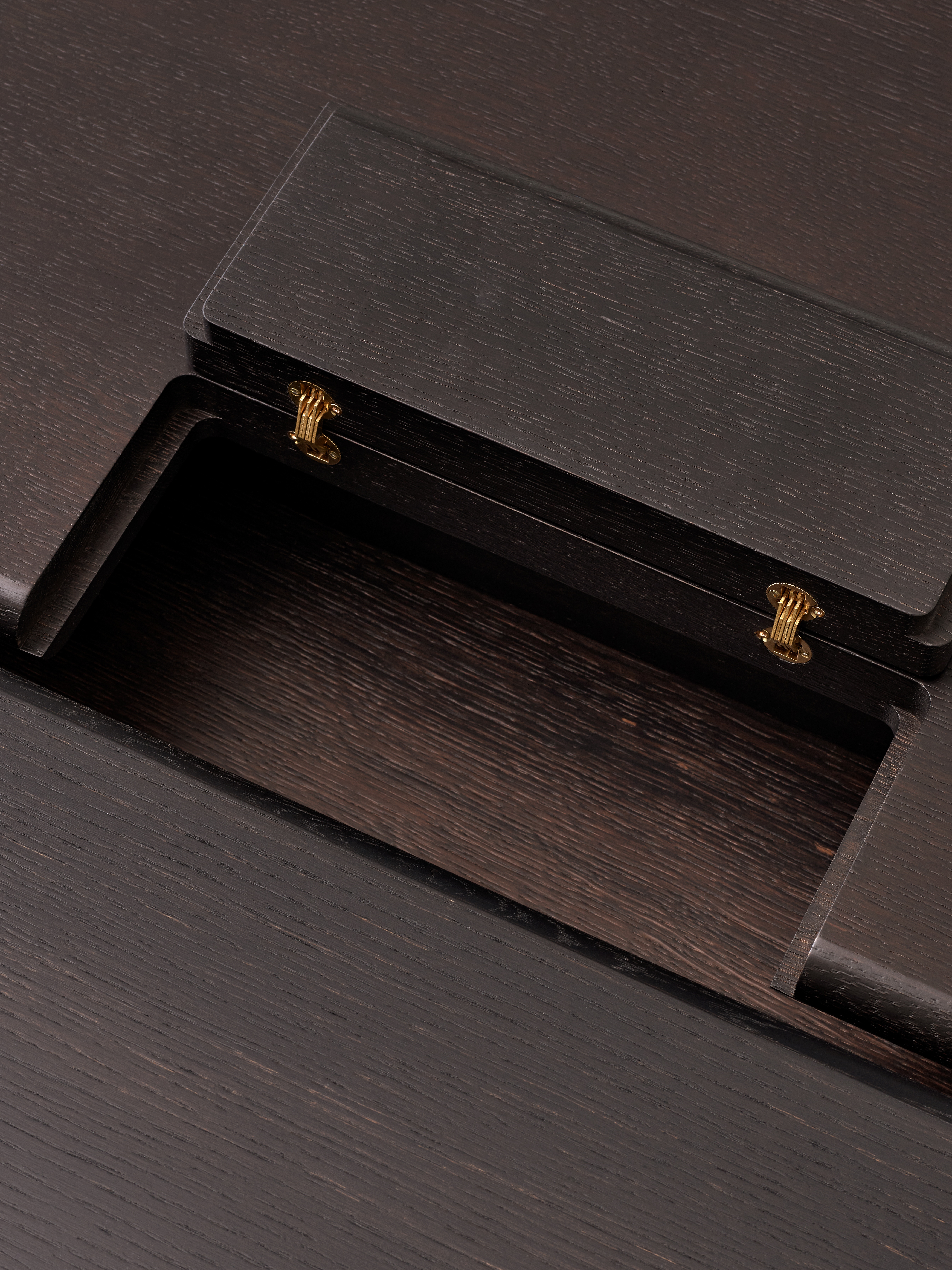 ita-dining-table-os1-cable-management-veneer-dark-stained-oak-w-dark-stained-oak-legs-detail