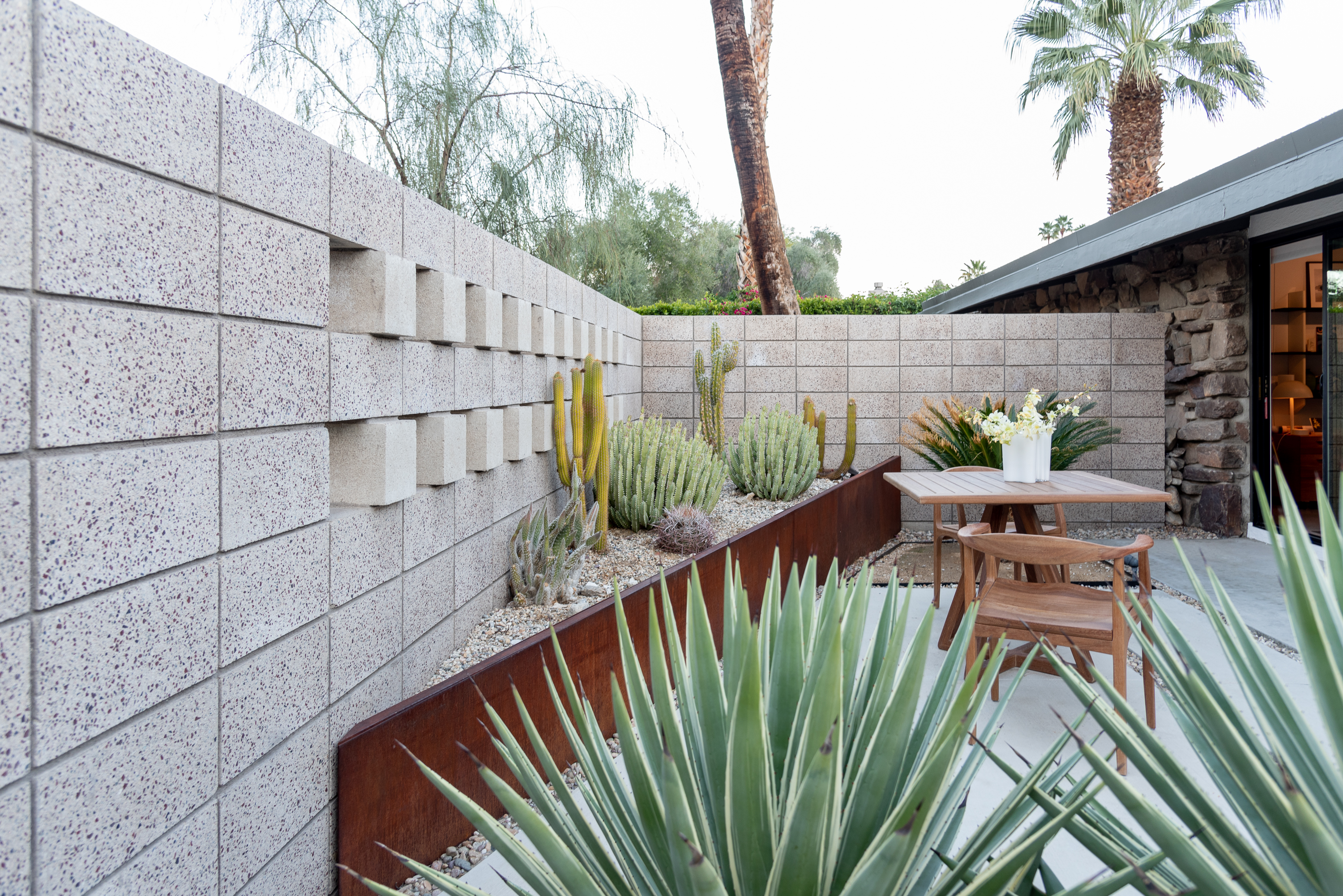 julieta-armchair-outdoor-environment-2