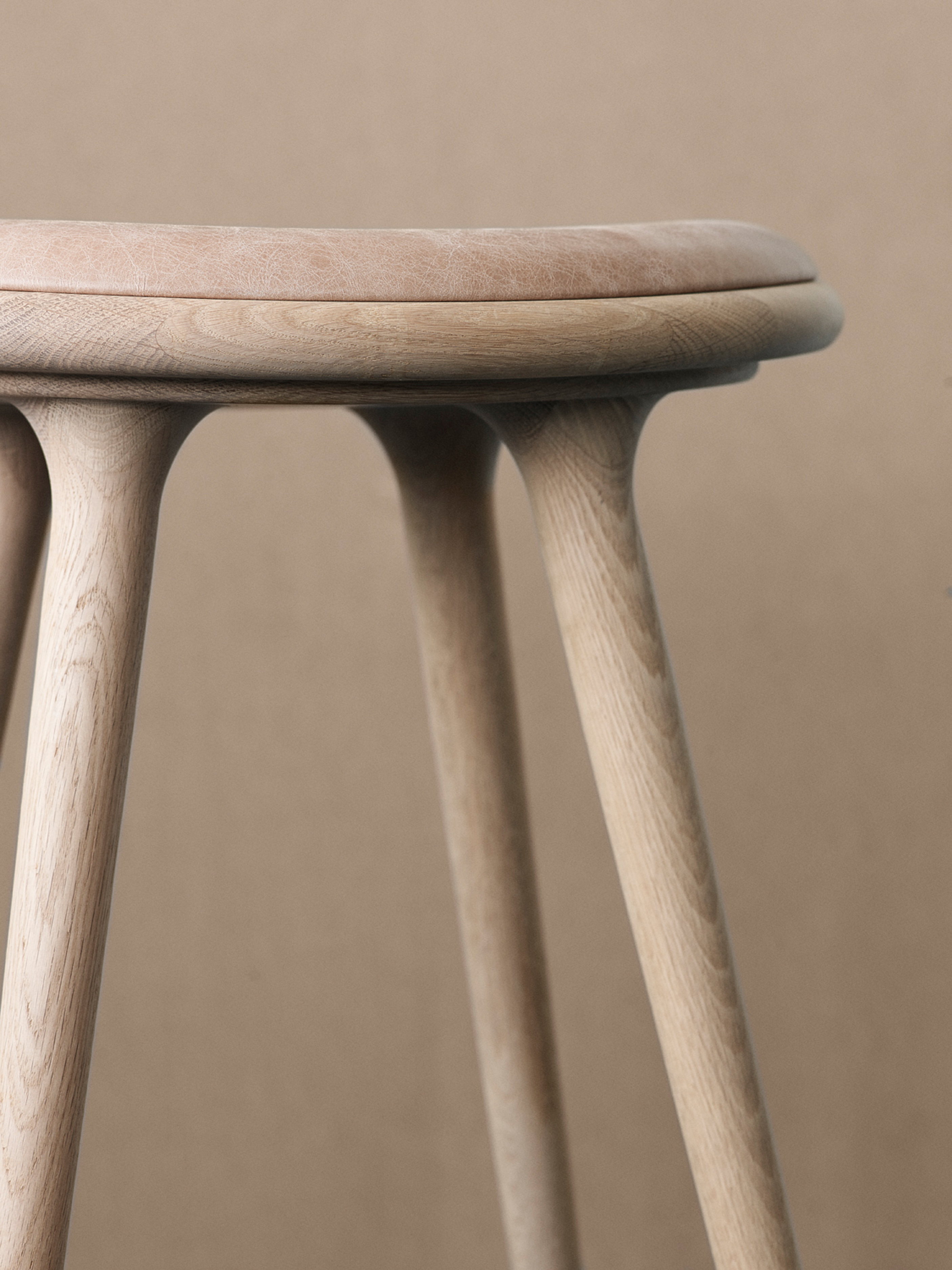 mater-01034-highstool-lifestyle-close-up