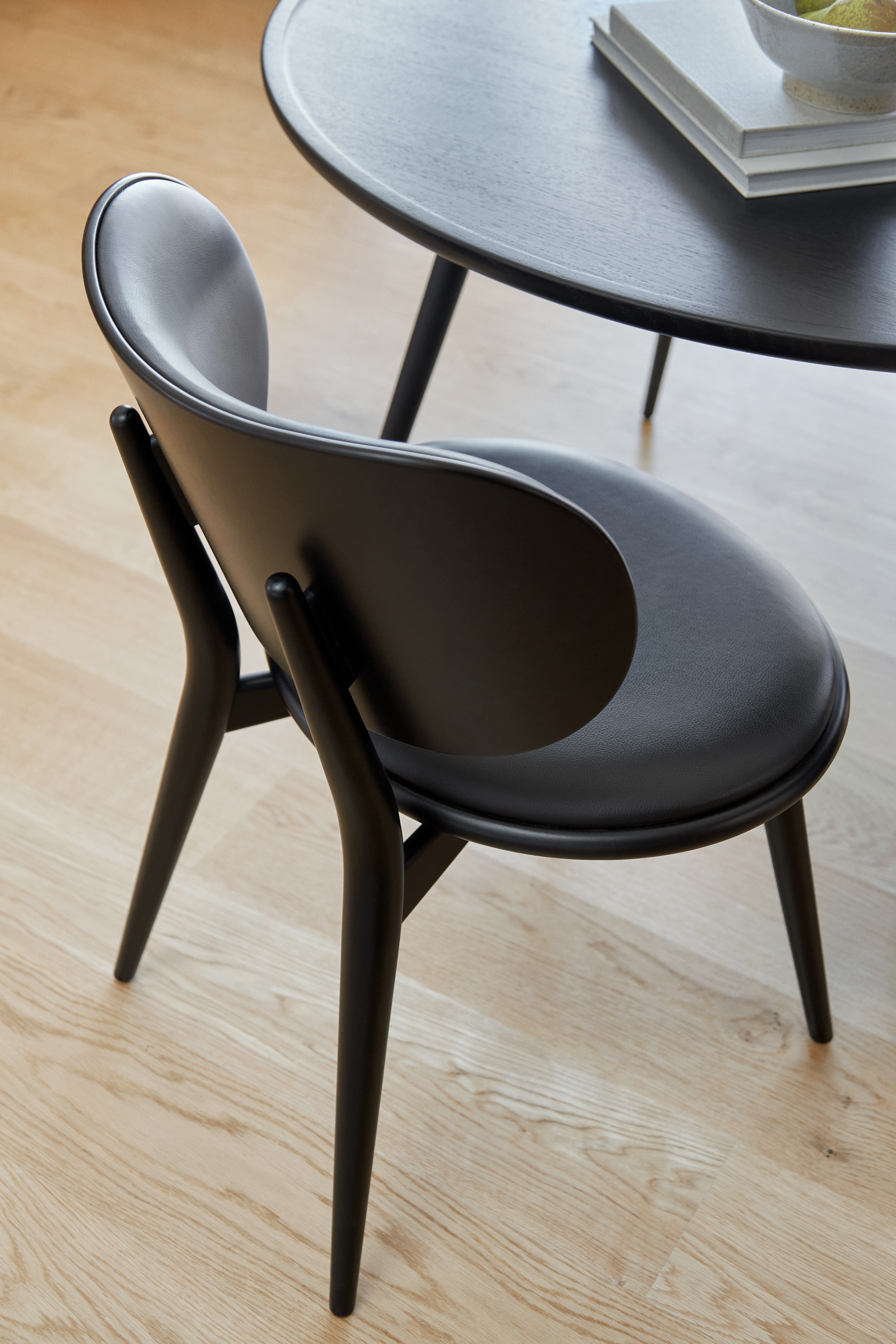 mater-01204-01425-diningchair-accenttable-detail