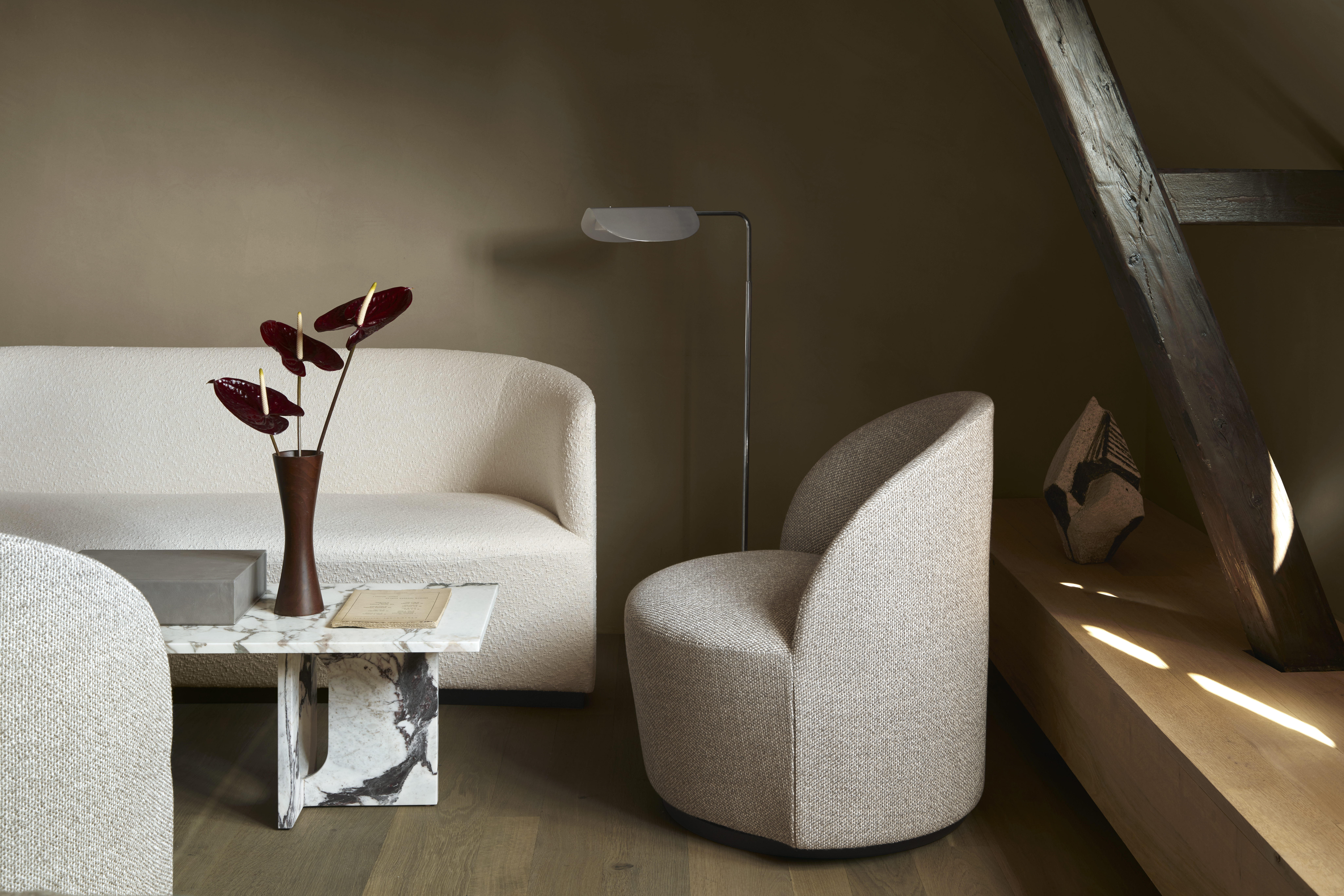 menu-androgyne-lounge-table-calacatta-viola-tearoom-lounge-chair-swivel-wing-floor-lamp-tearoom-sofa-2