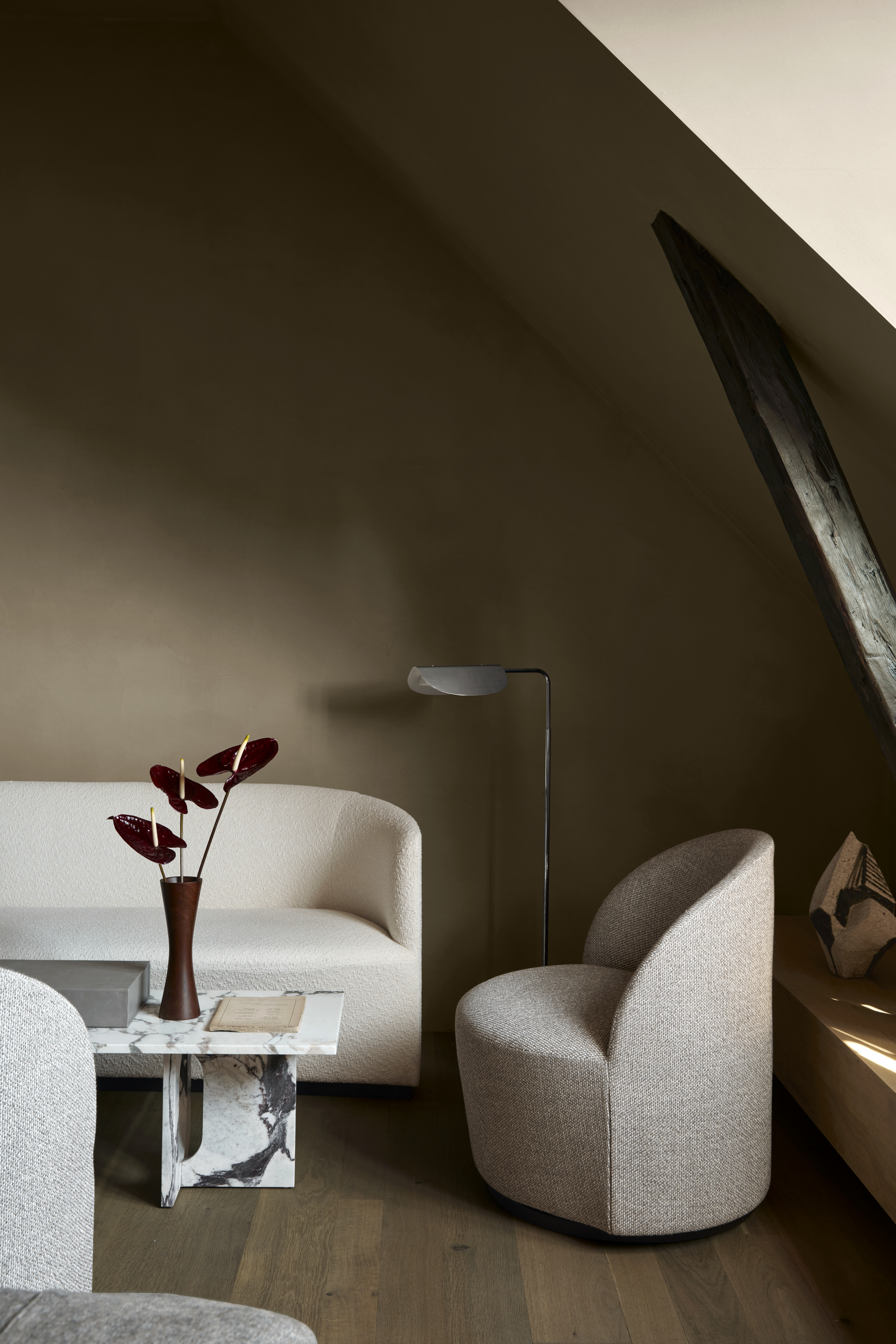 menu-androgyne-lounge-table-calacatta-viola-tearoom-lounge-chair-swivel-wing-floor-lamp-tearoom-sofa