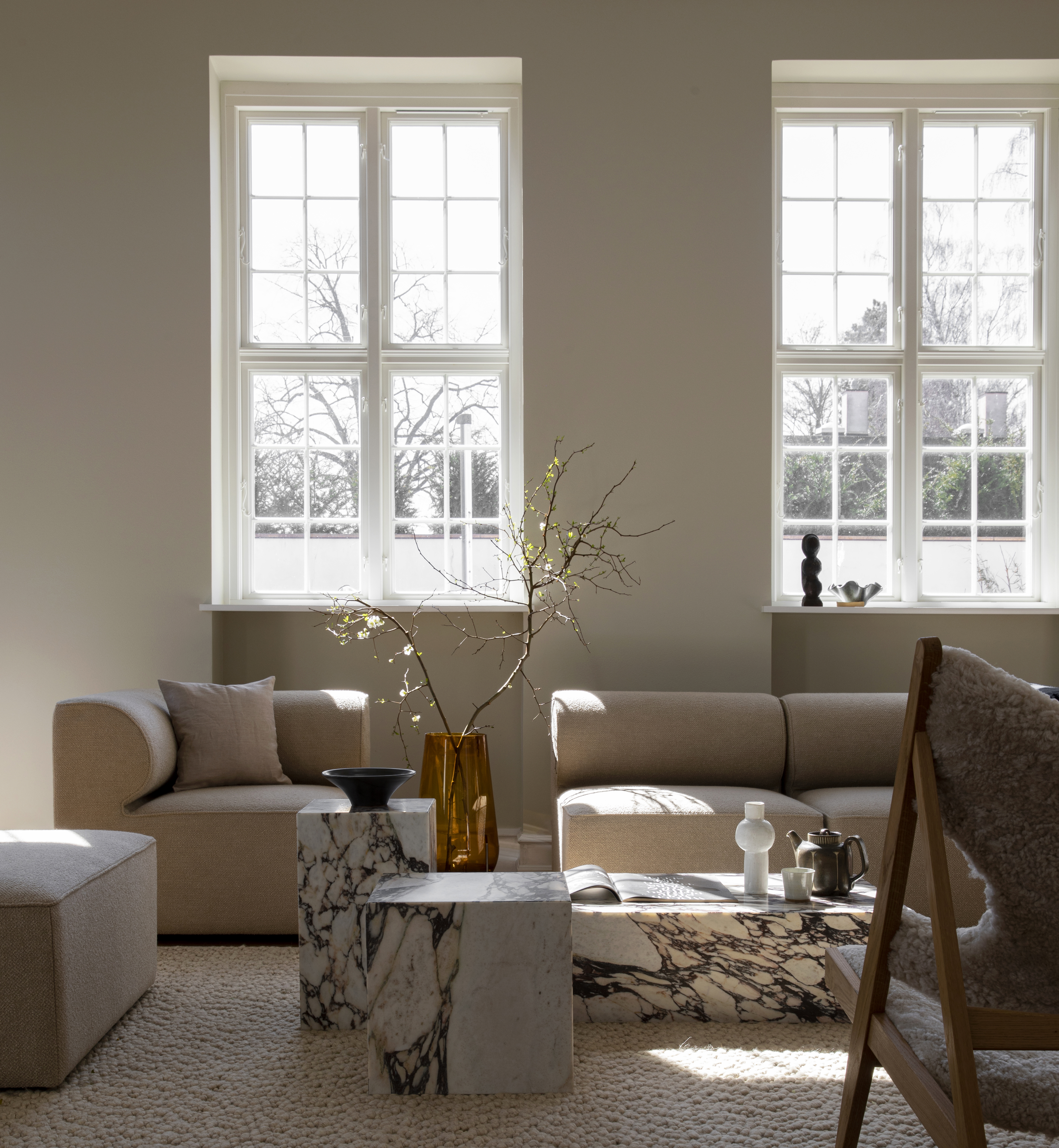 menu-eave-modular-sofa-boucle-plinth-echasse-vase-knitting-lounge-chair-mimoides-pillow-gravel-rug-2