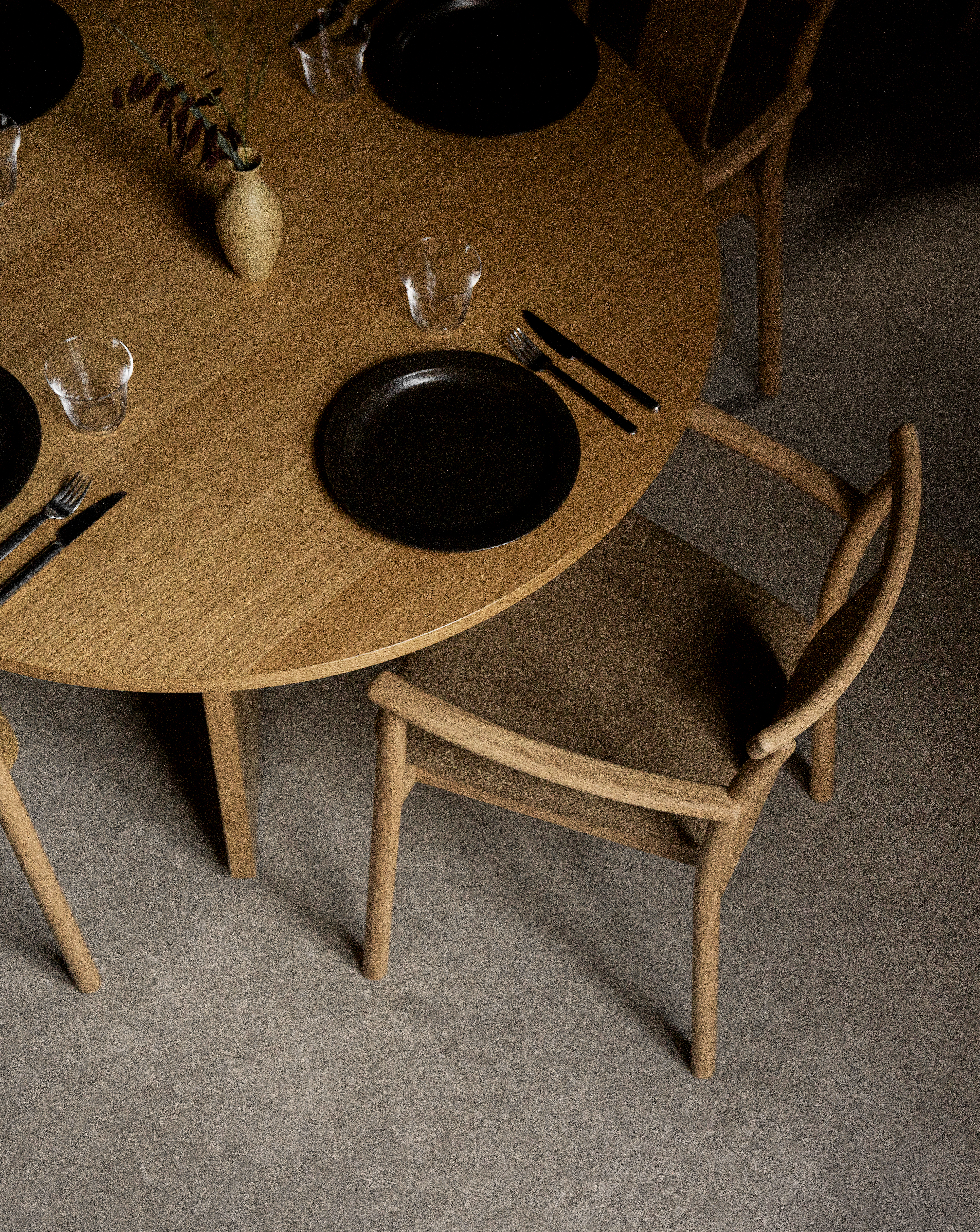 menu-merkur-dining-chair-androgyne-table-4