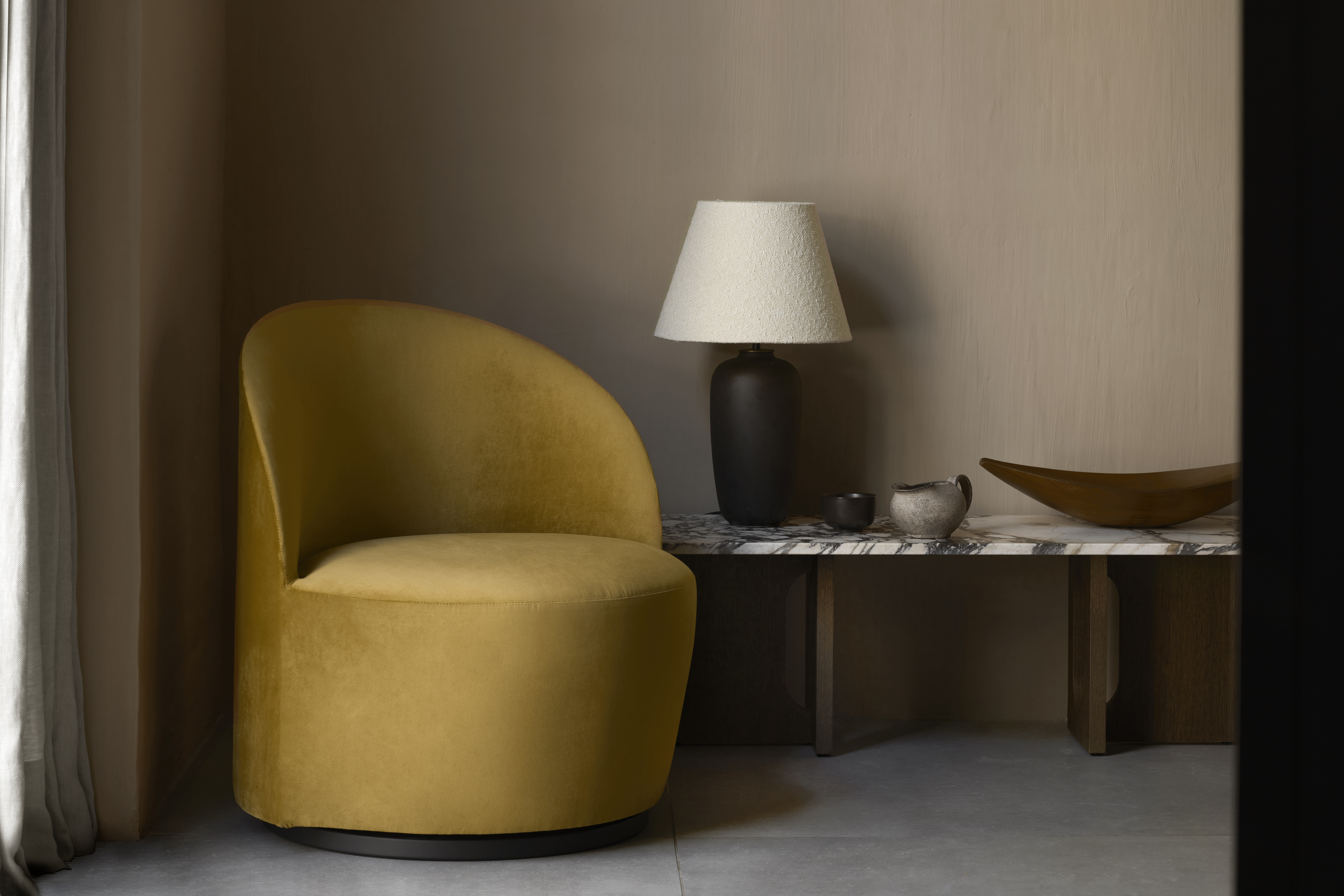 menu-tearoom-lounge-chair-swivel-androgyne-lounge-chair-torso-table-lamp-4