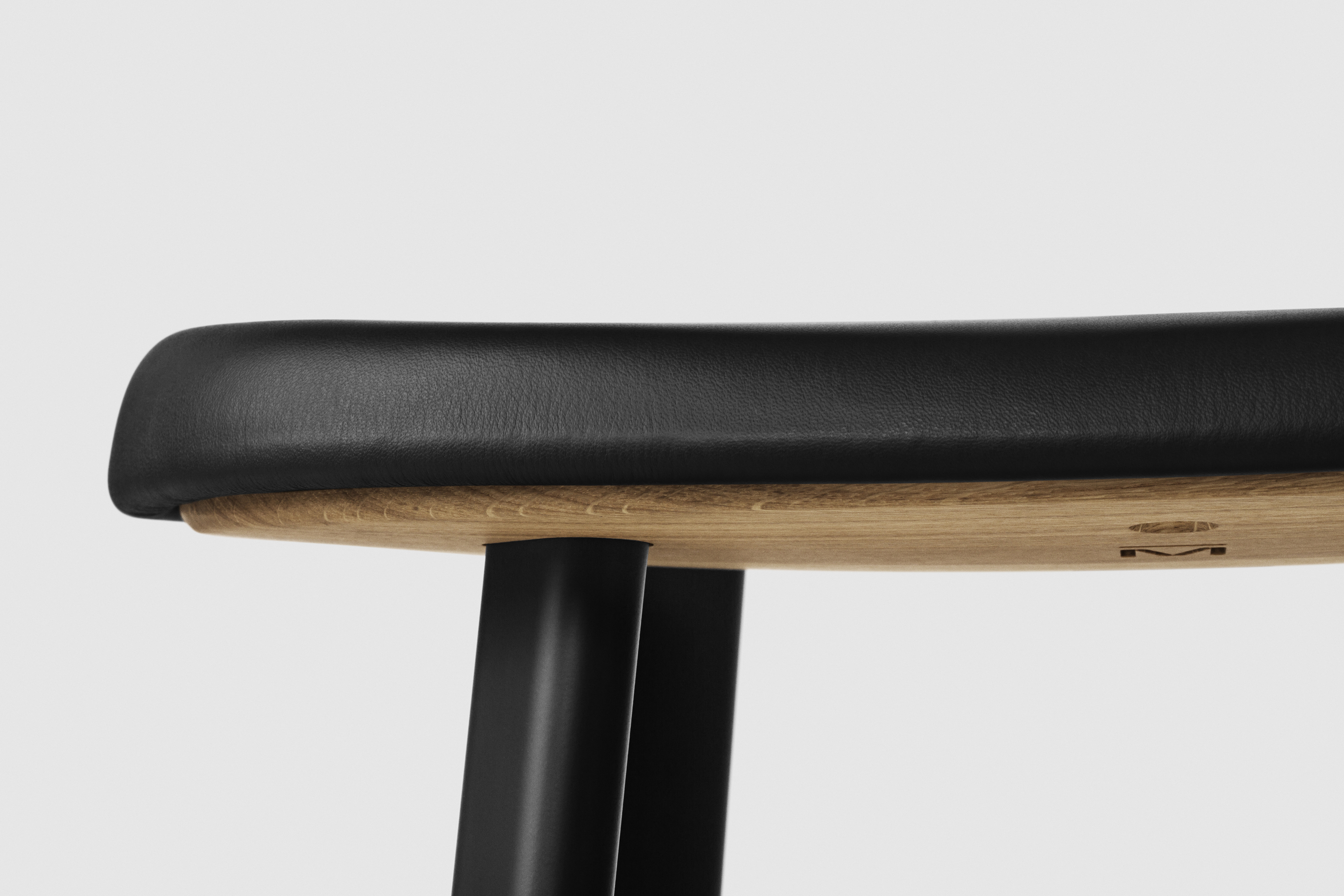 million-anno-stool-black-black-leather-closeup