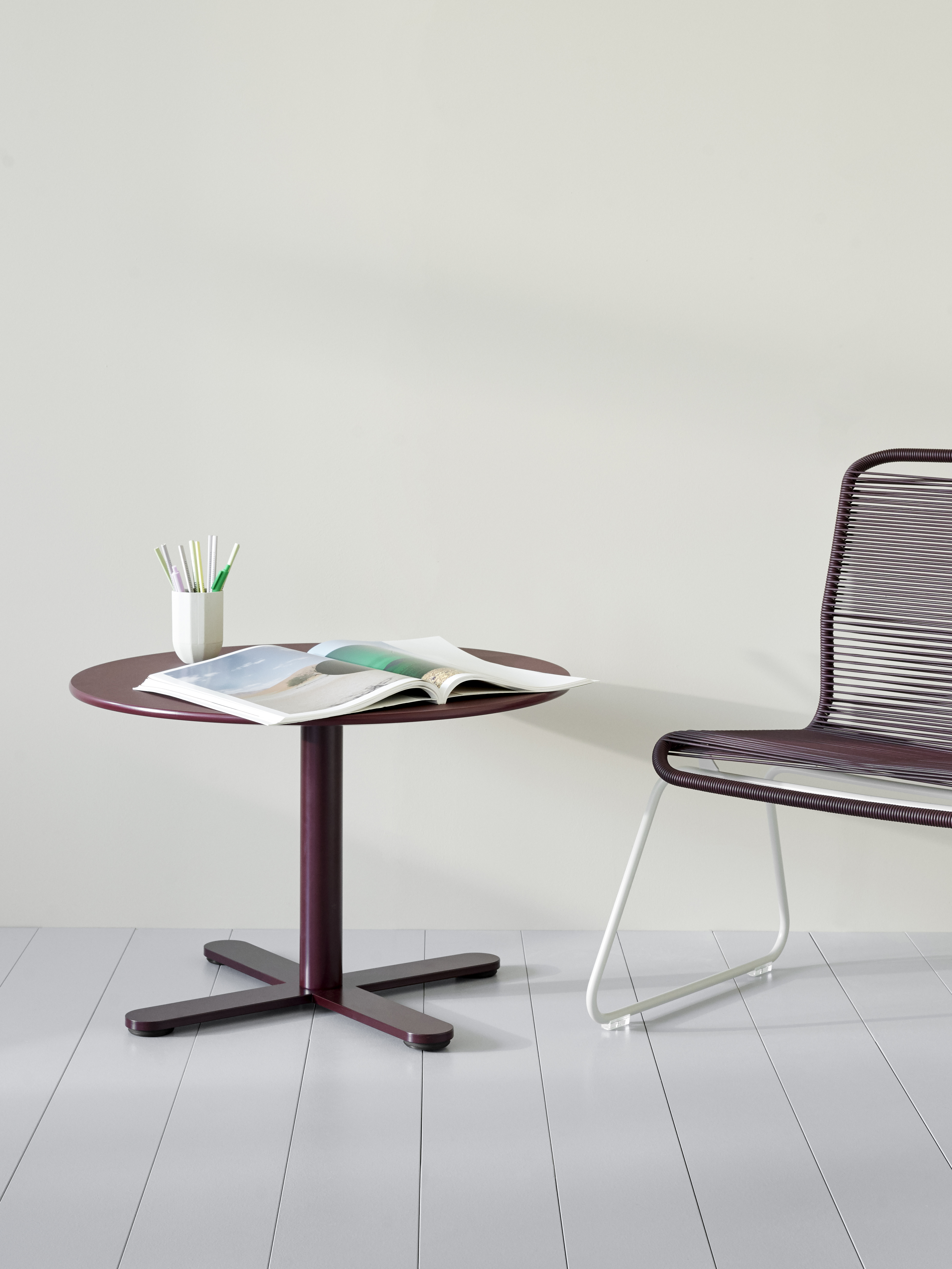 montana-multitable-cafe-h45-o70-burgundylinoleum-blackred1