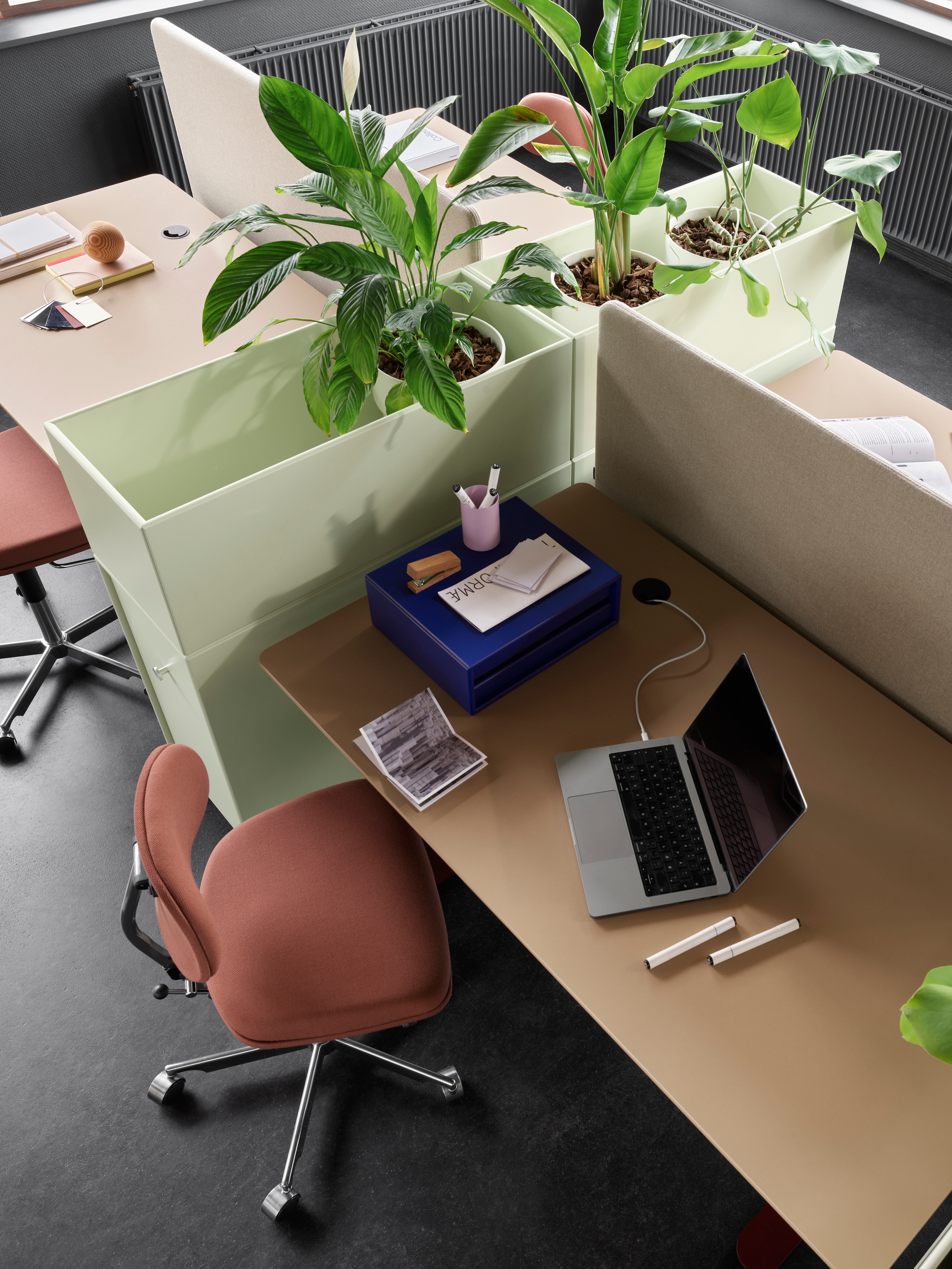 montana-office-2026-workstation-12mmsystem-pomelo-cargo-hilow-kevioffice-02-h