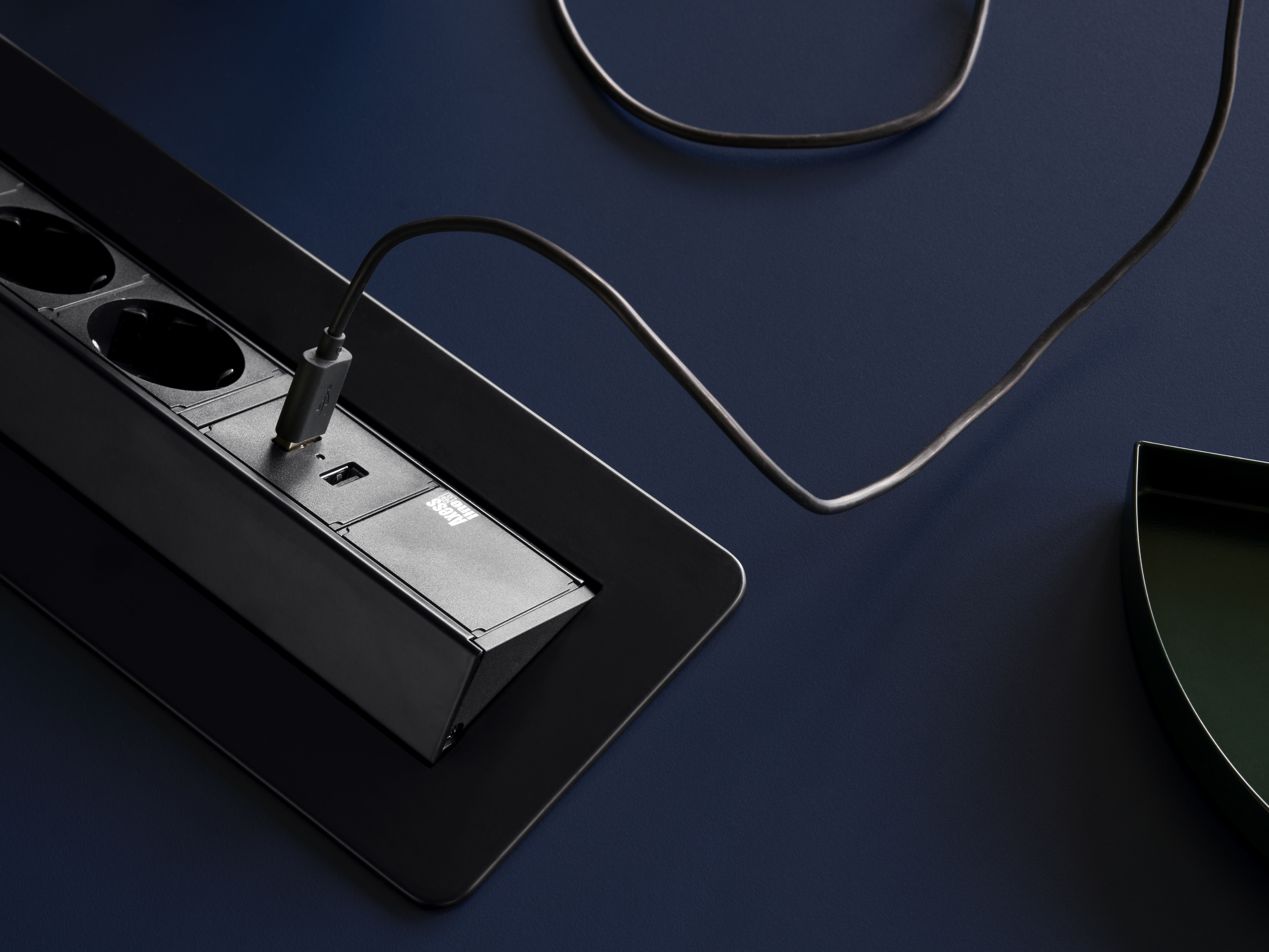 montana-office-workstation-hilow2-shadow-laminate-powerdot-detail-w