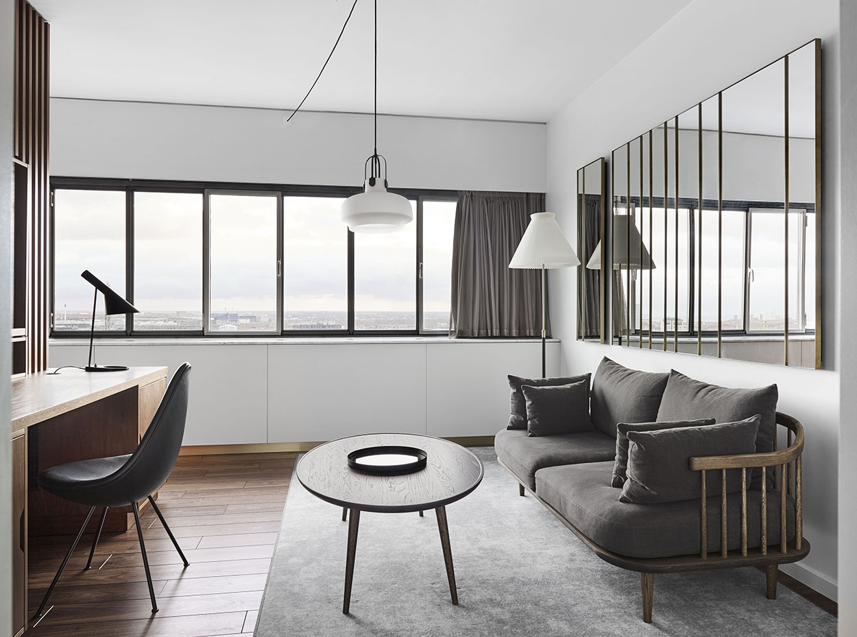 radisson-collection-royal-hotel-bedroom-with-amore-mirrors