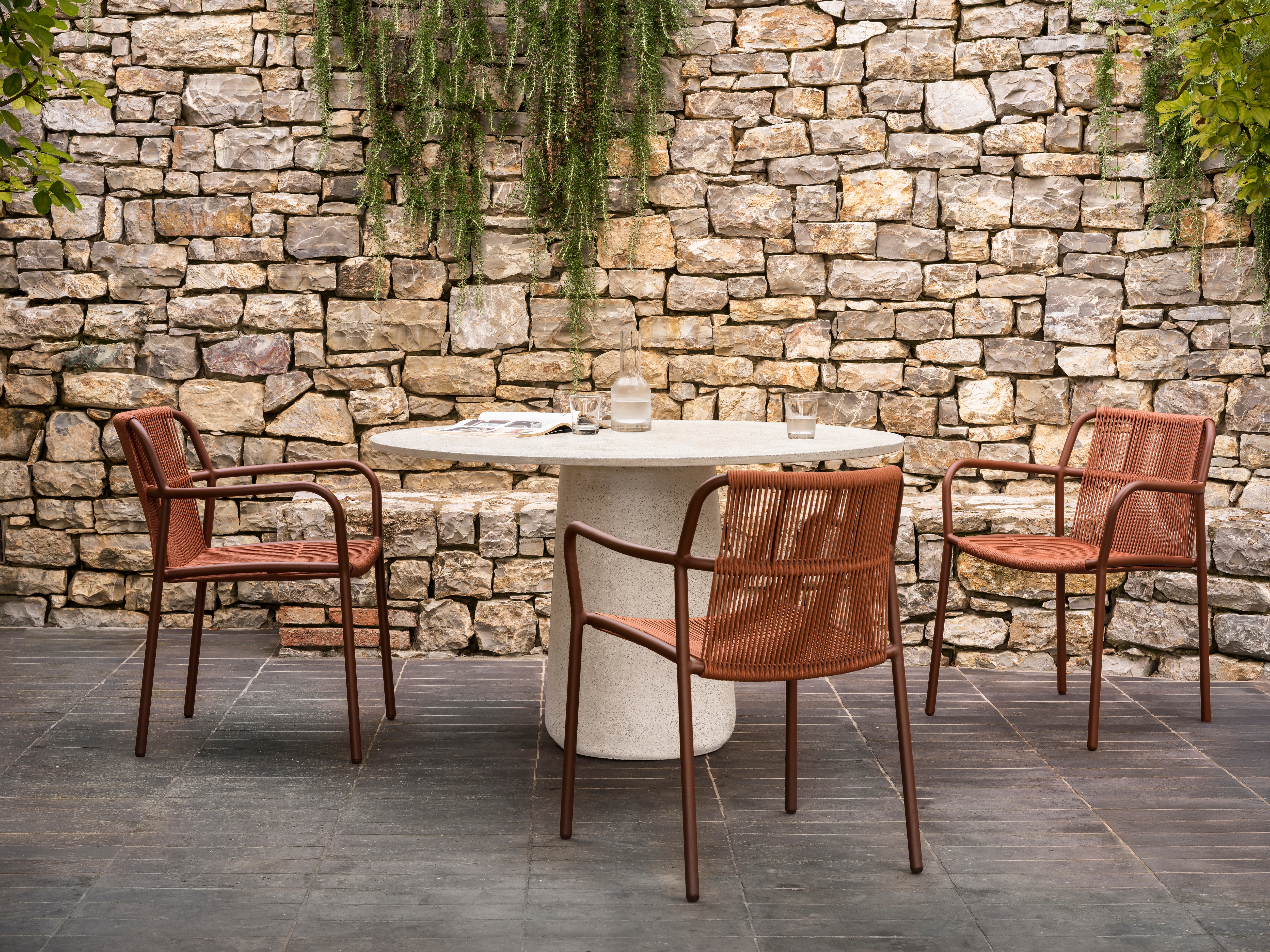 vincent-sheppard-mistral-dining-table-sweep-dining-chair-cinnamon-rust-hr