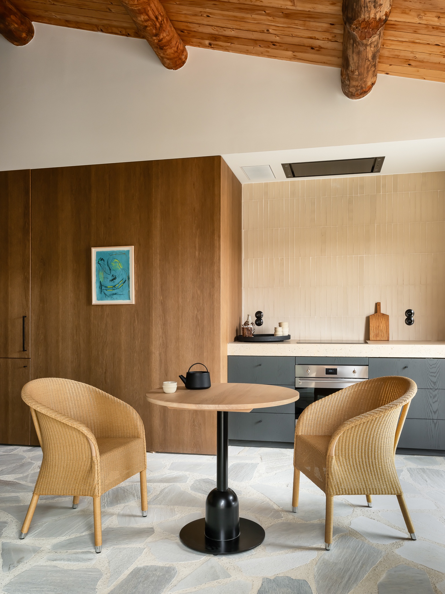 vincentsheppard-chesterdiningchairclear-rondabistrotableoak-300dpi