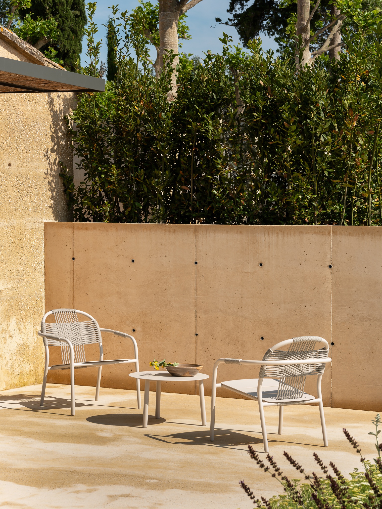 vincentsheppard-cleoloungechair-lilocoffeetable-dunewhite-300dpi