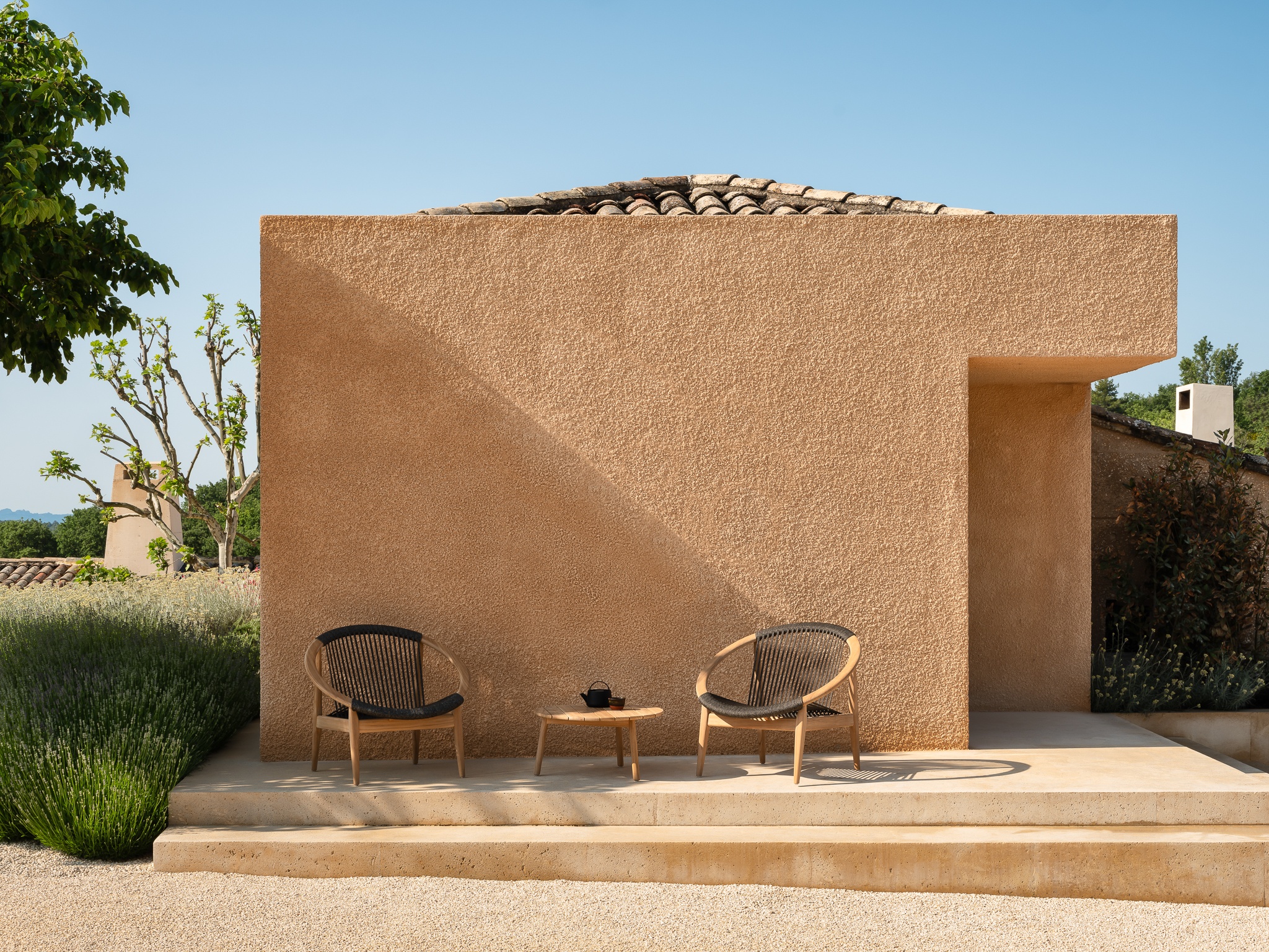 vincentsheppard-fridaloungechair-antonsidetable-300dpi