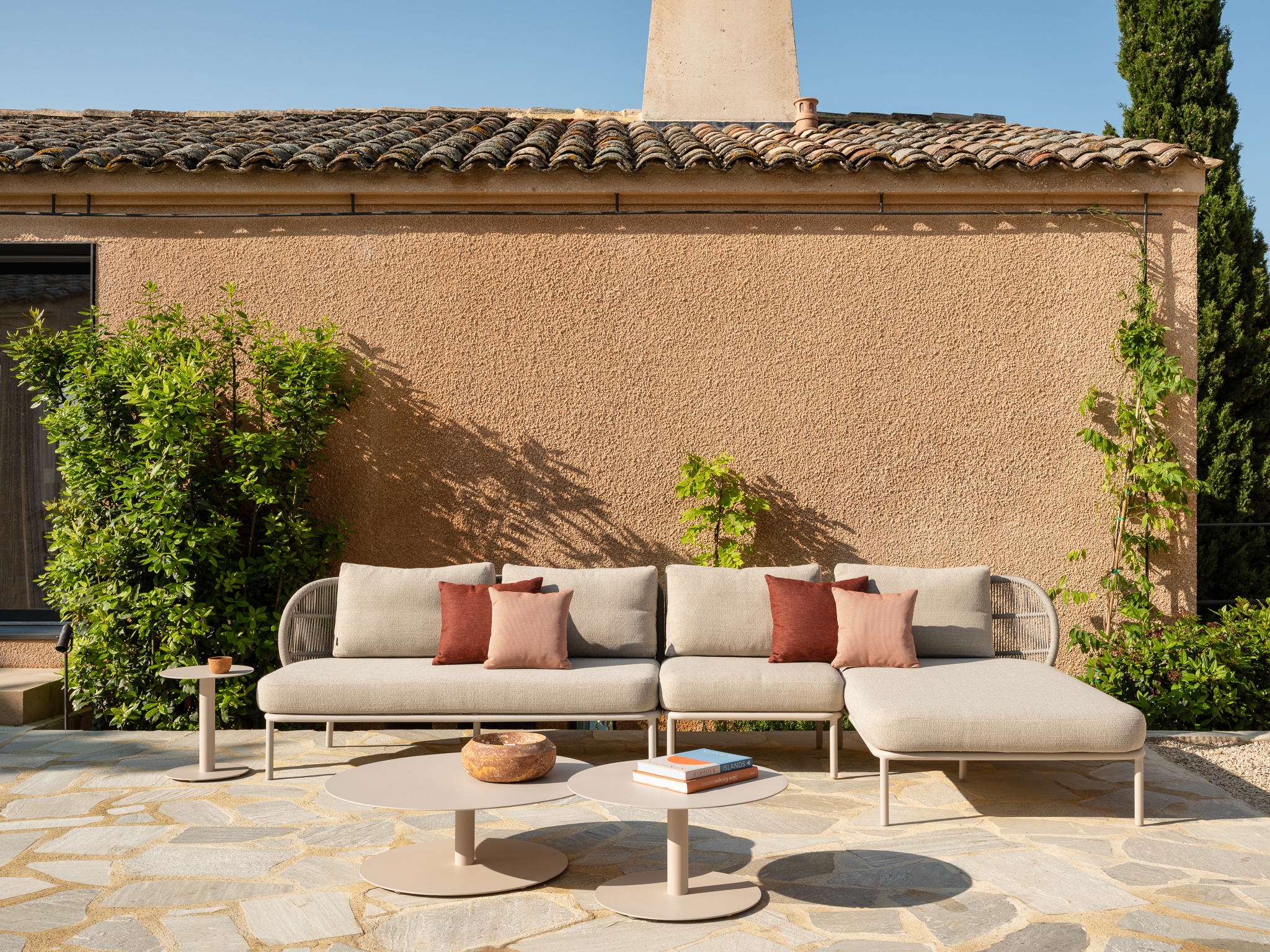 vincentsheppard-kodomodulardunewhite-coffeetables-whiteboucle-spice-coral-300dpi-1756159138