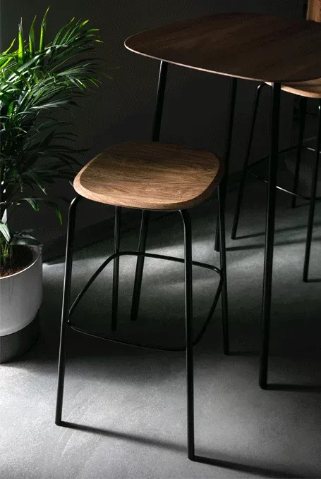 zeitraummoebel-barhocker-okitostool-massivholz-02-455x680