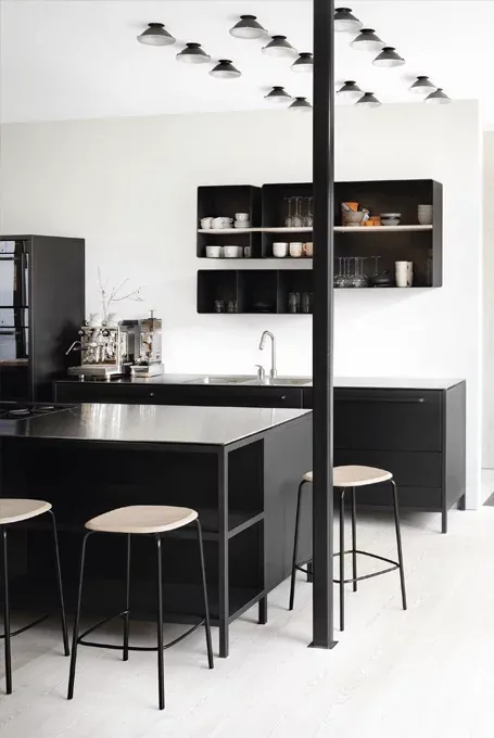 zeitraummoebel-barhocker-okitostool-massivholz-05-455x680