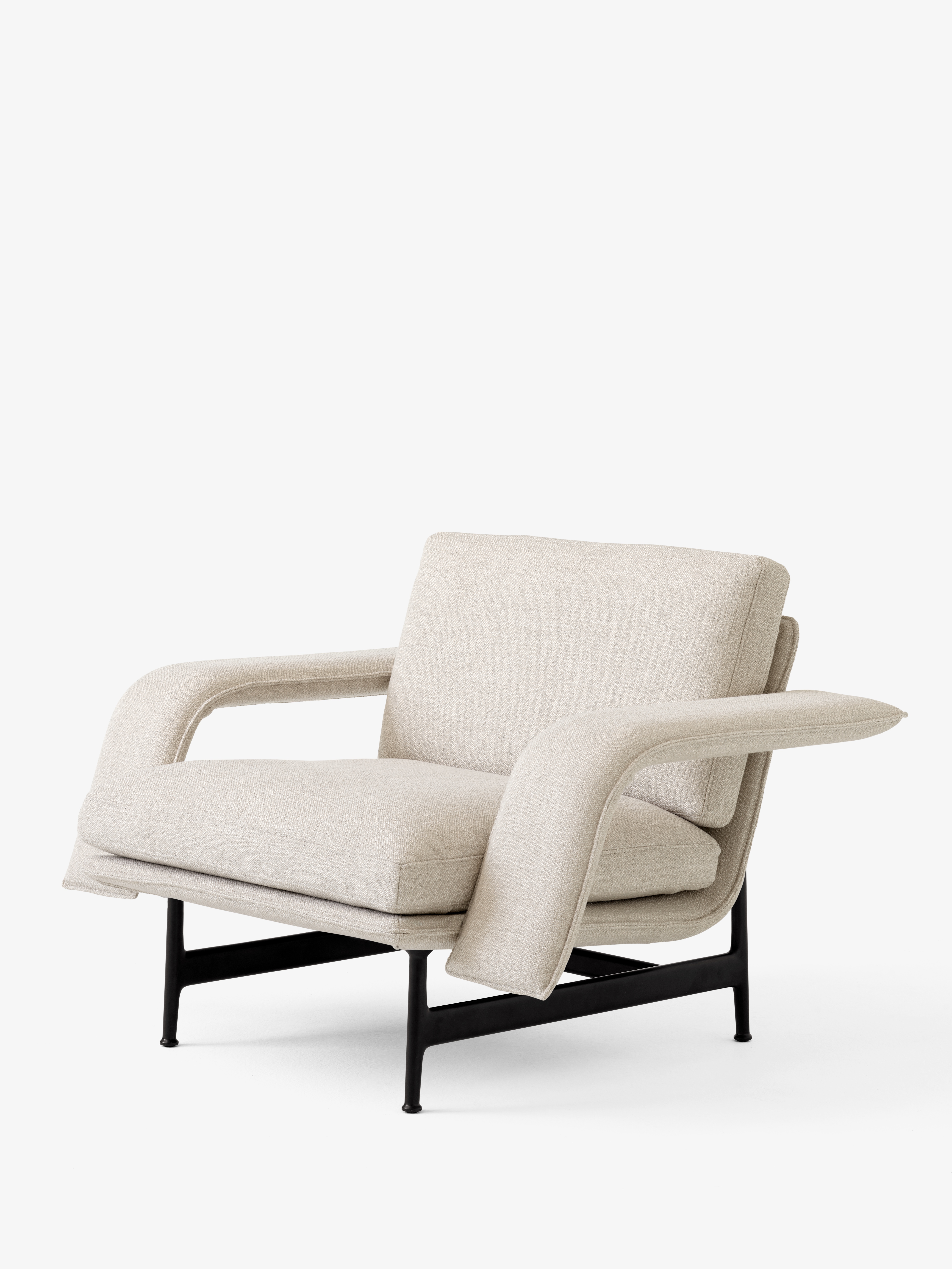 meantime-lounge-chair-av29-warm-black-base-w-ecriture-0210-angled-front