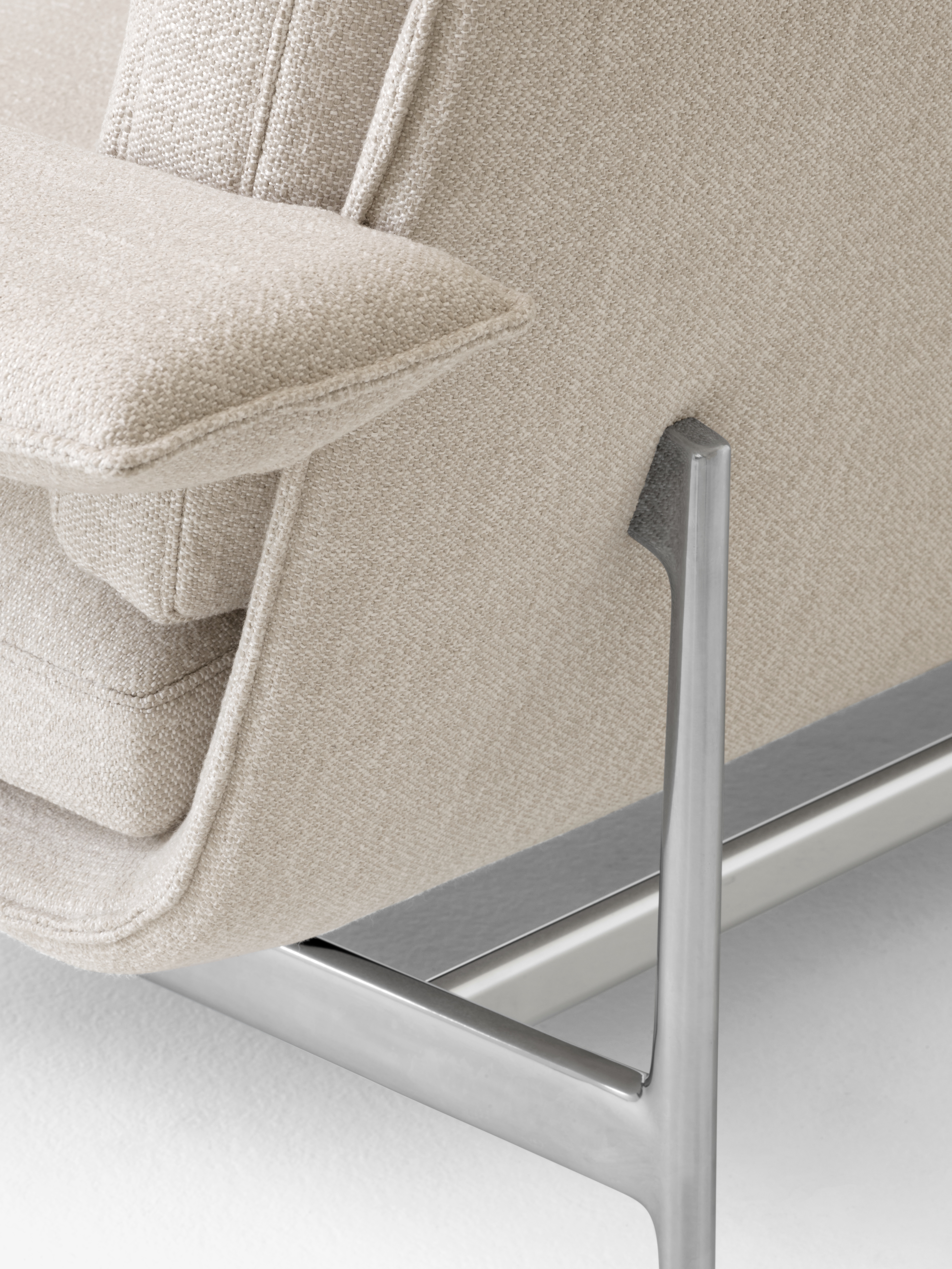 meantime-sofa-av30-av31-polished-aluminium-base-w-ecriture-0210-detail