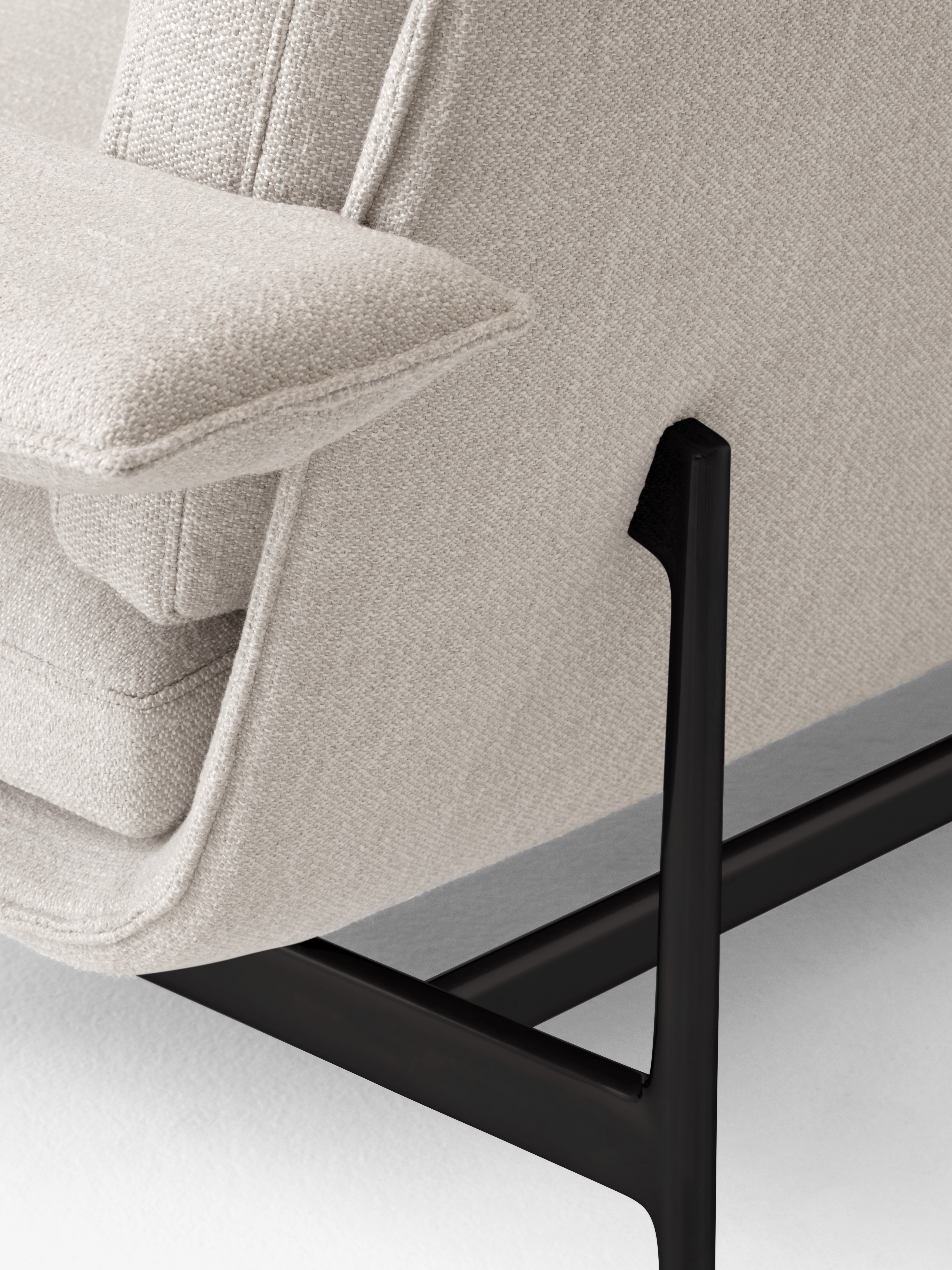 meantime-sofa-av30-av31-warm-black-base-w-ecriture-0210-detail