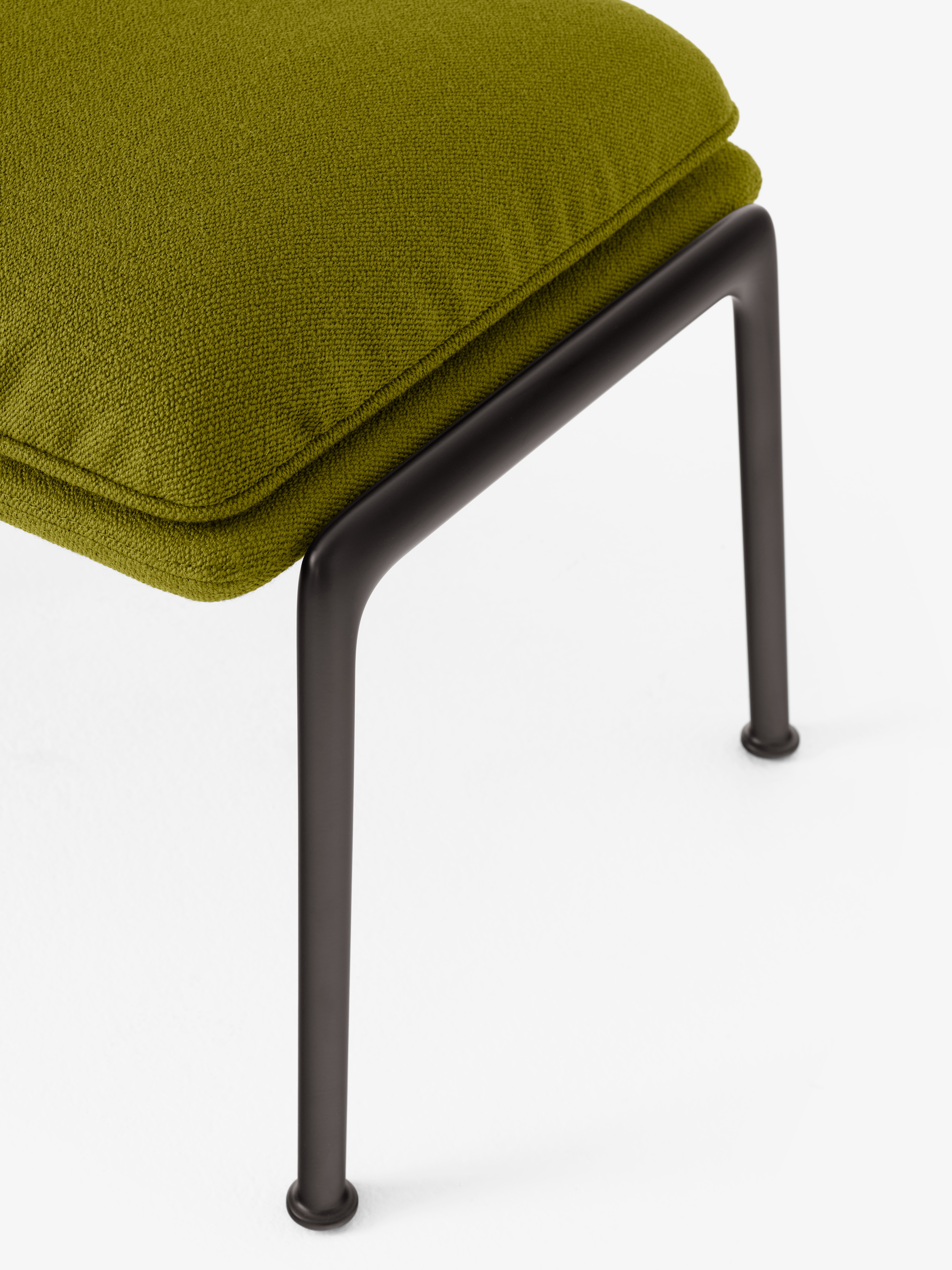 muno-footstool-ln20-warm-black-legs-w-vidar-0956-detail